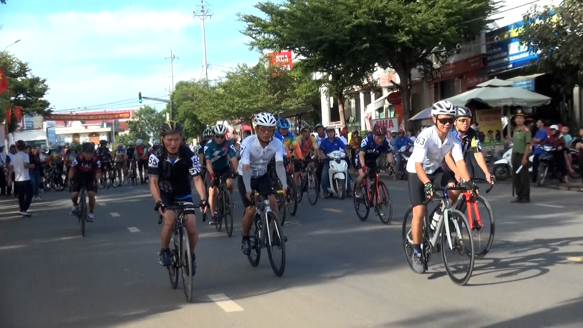 các vdv xuất phát tại quảng trường 30 tháng 8